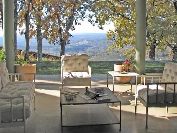 호텔 나비아 칸델레다